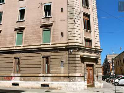 Girando attorno alla struttura � possibile notare quattro smussi d'angolo che, oltre ad arrotondare il blocco rettangolare, sono caratterizzati da quattro ingressi 